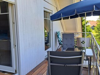 Balkon mit Sonnenschirm