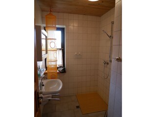 Badezimmer mit Dusche im Erdgeschoss