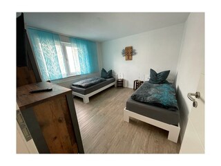 Schlafzimmer mit zwei Einzelbetten