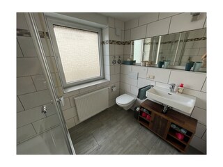 Bad mit Dusche und WC