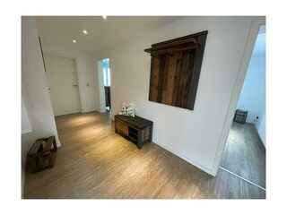 Flur mit Garderobe und Spiegel