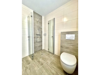 Badezimmer mit ebenerdiger Dusche