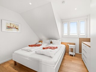 Schlafzimmer mit bequemem Doppelbett