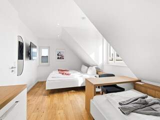 zweites Schlafzimmer mit Doppel- und Einzelbett.