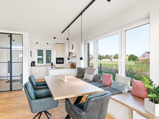 Essbereich mit großem Sitzfenster