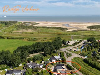 Luftaufnahme dieses Hauses und Strand