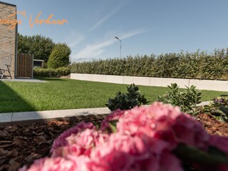 viel garten rundum das haus