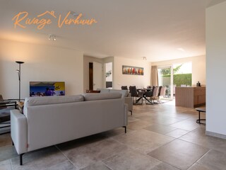 Geräumiges Wohnzimmer