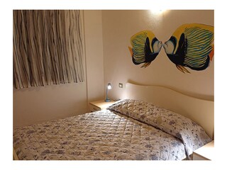 Doppelbett und vorhänge