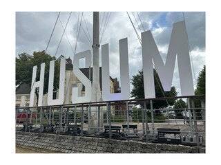 Husum erreichen Sie mit dem Auto in ca. einer Std.