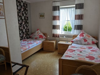 Zimmer mit zwei Einzelbetten