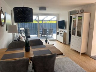 Wohnzimmer mit Couch und Essecke