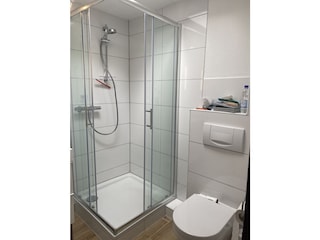 Bad mit Dusche und WC