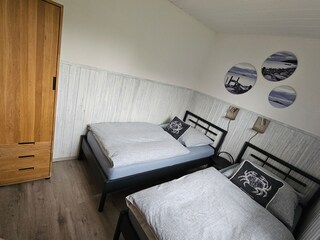 2. Schlafzimmer mit zwei Einzelbetten