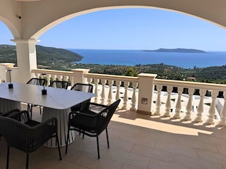 Villa Mandola - Covered terrace with sea view