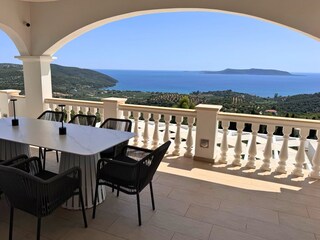 Villa Mandola - Überdachte Terrasse mit Meerblick
