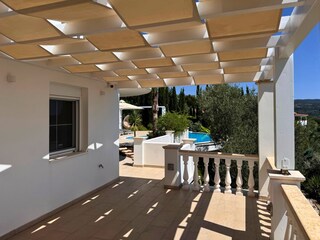 Villa Mandola - Schlafzimmerterrasse mit Sonnenschutz