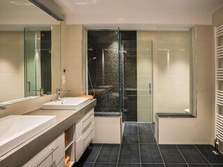 Villa Mandola - Spacious bathroom in the basement