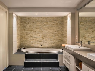 Villa Mandola - Spacious bathroom in the basement