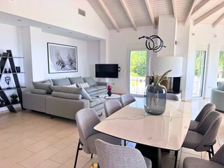 Villa Mandola - Wohnzimmer mit Lounge-Ecke