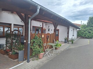 Die Terrasse mit Sichtschutz zwischen 2 Wohnungen.