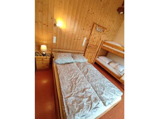 je Zimmer 1 Doppel- und 1 Etagenbett