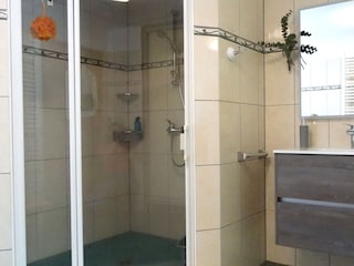 Badezimmer mit grosser Dusche