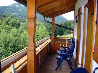 Balkon mit Blick in die Berge