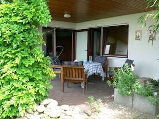 Überdachte Terrasse Ausgang vom Wohn- und Schlafzimmer