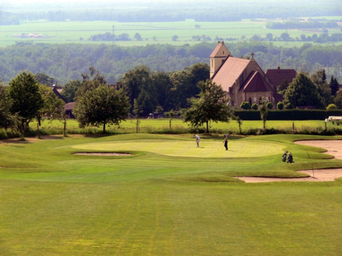 Blick vom Golfplatz zur Kirchep