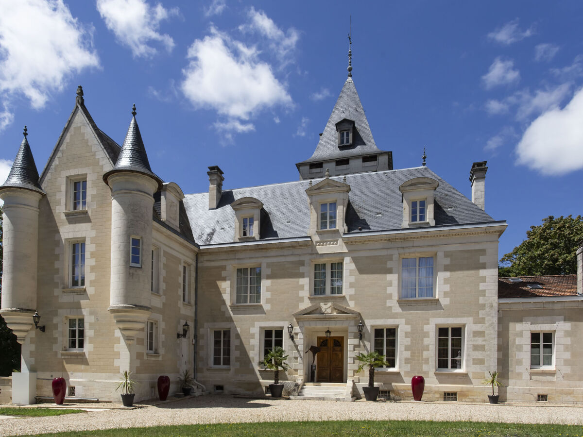 Château de Bellevue mit Gästehaus (rechts)