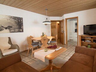 Wohnzimmer mit Essbereich