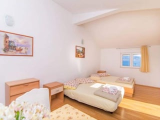 Apartment Jesenice bei Dugi Rat Features 4