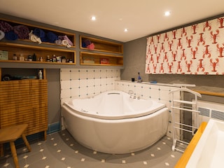 Bad mit Badewanne, Dusche und WC
