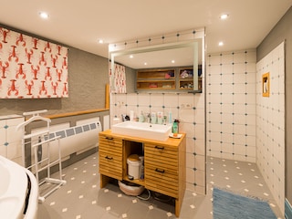 Bad mit Badewanne, Dusche und WC