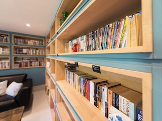 Familienzimmer mit Mediathek und Arbeitsplatz