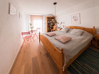 Schlafzimmer mit Doppelbett