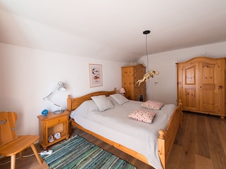 Schlafzimmer mit Doppelbett