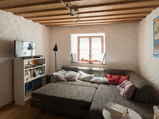 Sportzimmer mit Ausziehsofa hinter dem Wohnzimmer