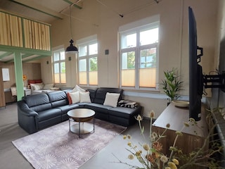 Wohnzimmer mit Relax-Ledercouch