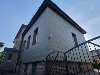 Hofseite mit Einfahrt