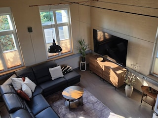 Blick von Galerie auf Wohnzimmer