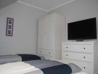 Wunderschönes helles Schlafzimmer mit Fernseher