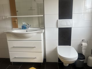 Waschbecken u. WC