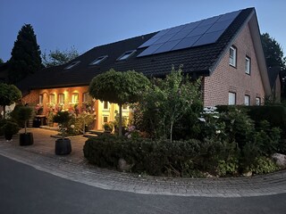 Haus mit Außenbeleuchtung