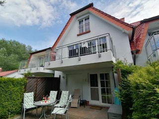 Tisch + 4 Stühle und 2 Kippsessel sowie Sonnenschirm