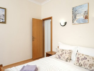 Apartment Vrboska Features 9
