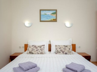 Apartment Vrboska Features 10