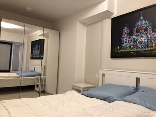 Schlafzimmer 2 mit Doppelbett und Kleiderschrank