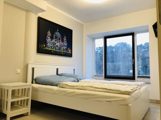 Schlafzimmer 2 mit Doppelbett und Kleiderschrank